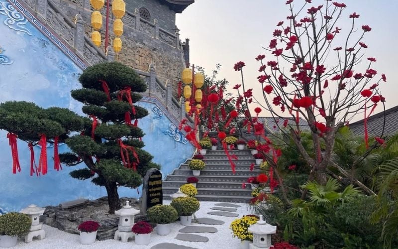 Không gian đền với kiến trúc cổ kính và văn hóa đặc sắc 